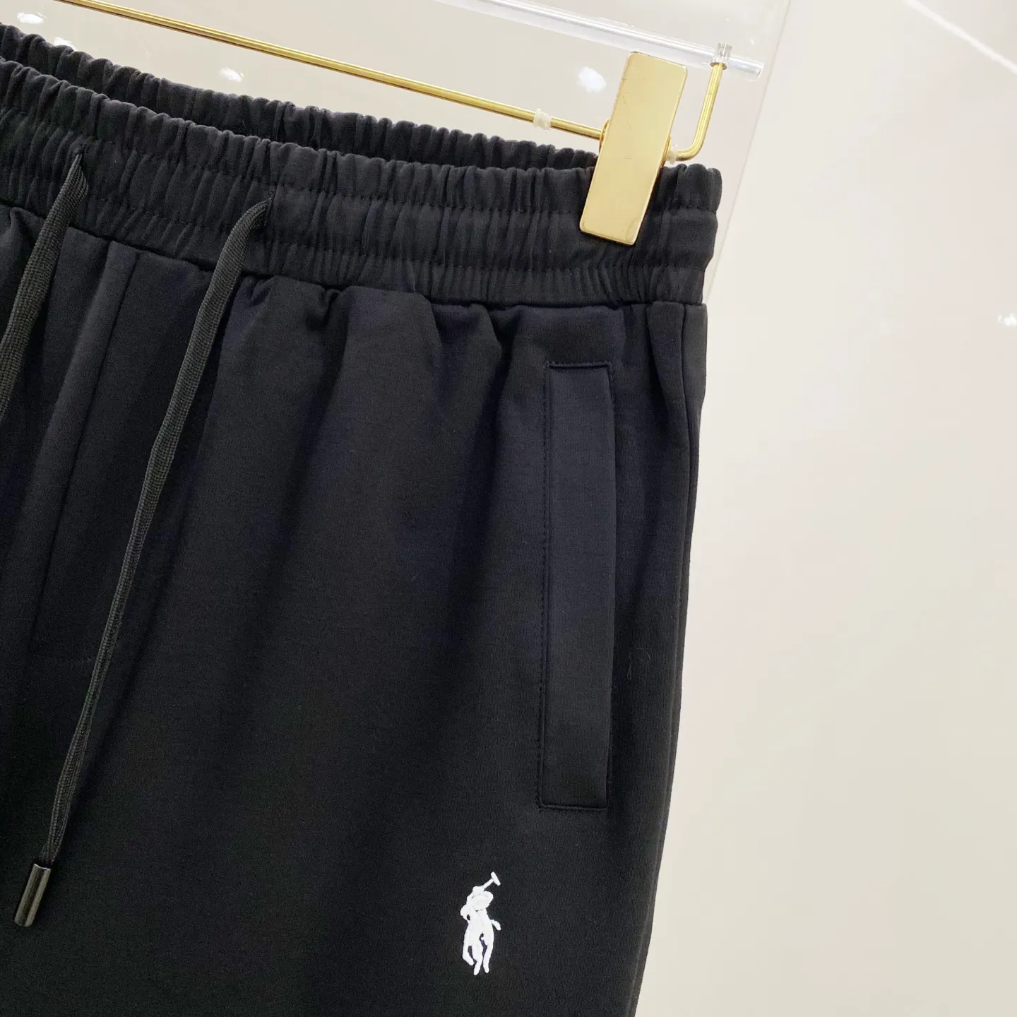 P210 🌸🌸 Ralph Lauren Polo 2025 spring and summer new trousers [knitted trousers] feel comfortable to wear, low-key yet luxurious, very high-end, with pockets designed to be fashionable and high-end. Needless to say, the trousers style and cut are exquisite and vivid. Really first-class and top-quality materials. Really top-grade casual pants and elastic pants of outstanding quality. After heavy washing, the trousers are very soft and not fussy. The upper body is absolutely stylish. Extremely luxurious. Size:M-4XL